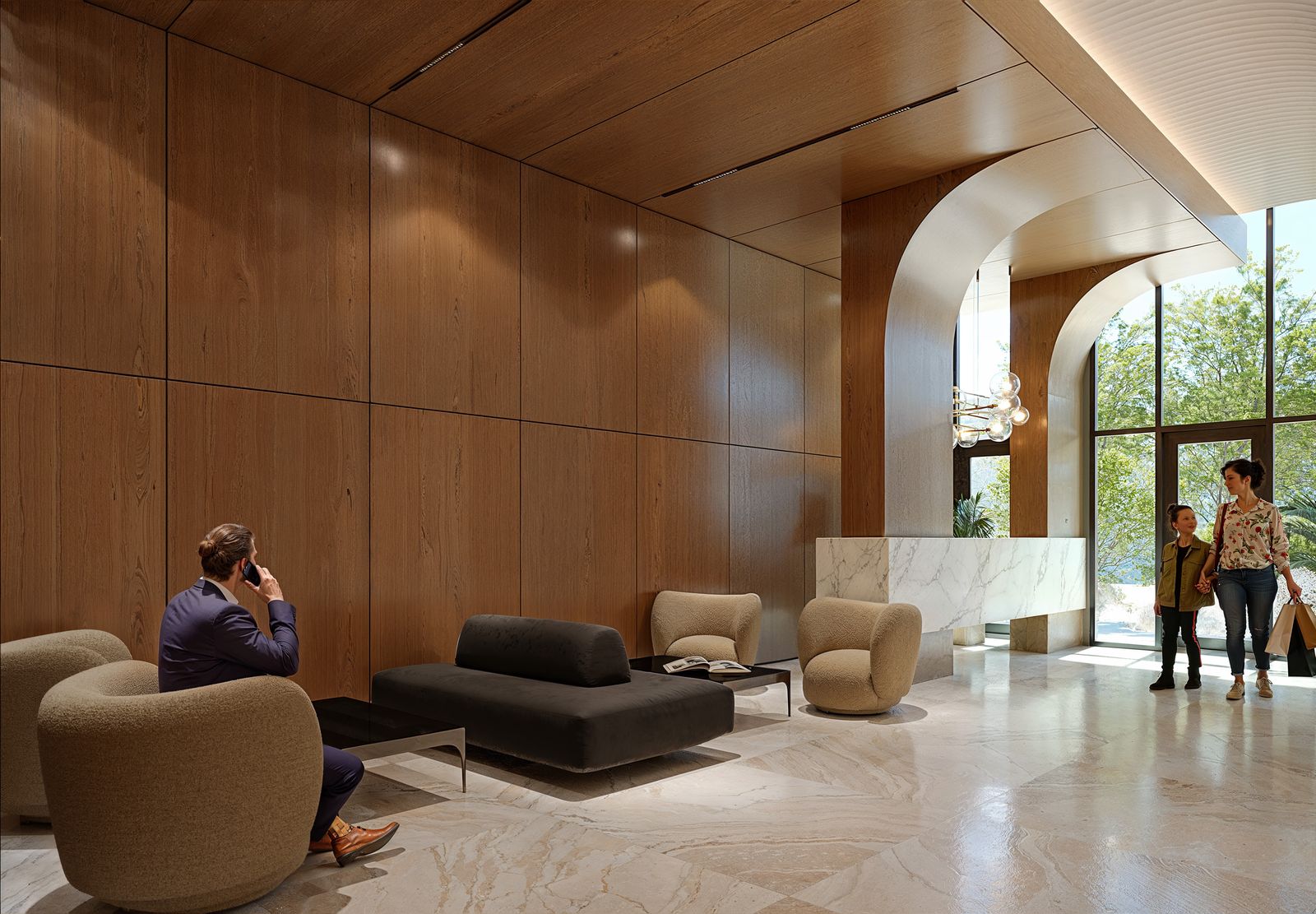Lobby-Lounge mit Holzvertäfelung